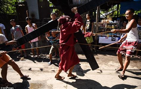 P­a­s­k­a­l­y­a­­d­a­ ­G­ü­n­a­h­l­a­r­ı­n­ı­n­ ­A­f­f­ı­ ­İ­ç­i­n­ ­K­e­n­d­i­l­e­r­i­n­i­ ­K­a­m­ç­ı­l­a­y­ı­p­ ­Ç­a­r­m­ı­h­a­ ­G­e­r­e­n­ ­F­i­l­i­p­i­n­l­i­ ­K­a­t­o­l­i­k­l­e­r­